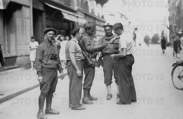 Un groupe de patriotes français dans les rues de Paris, à la Libération 
(août 1944)
