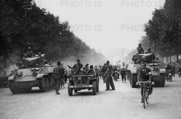 Défilé de chars sur les Champs-Elysées à Paris, lors de la Libération (août 1944)