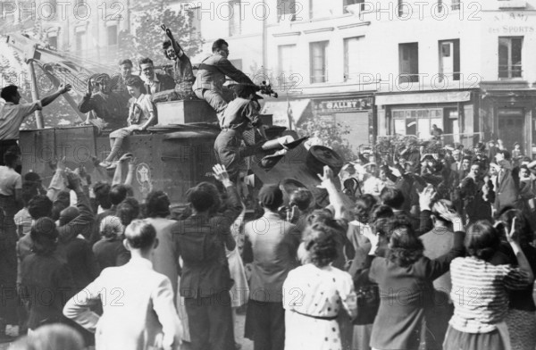 Scène de liesse populaire dans les rues de Paris, lors de la Libération (août 1944)