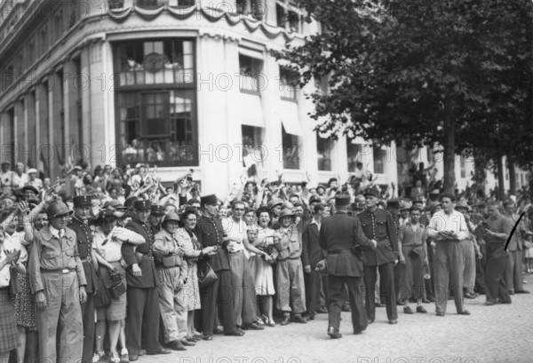 Scène de liesse populaire sur les Champs-Elysées à Paris, lors de la Libération (août 1944)