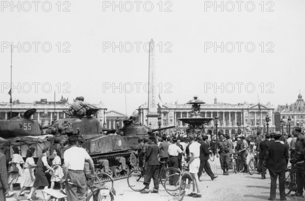 Chars français sur la Place de la Concorde à Paris, lors de la Libération (août 1944)