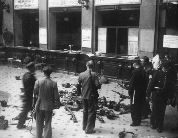 Armes et équipements allemands dans la Kommandantur, place de l'Opéra à Paris (août 1944)