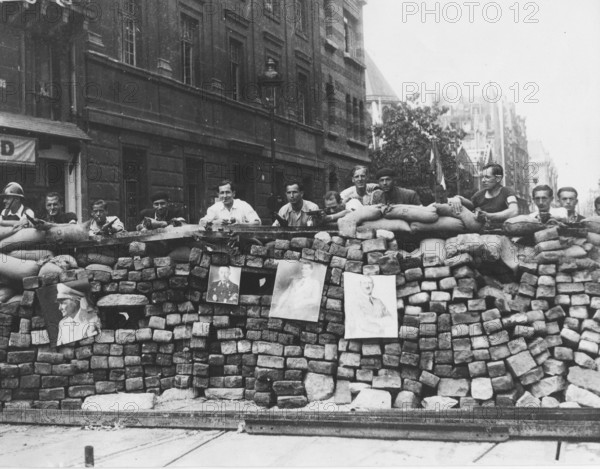 Une barricade boulevard Saint-Germain à Paris, lors de la Libération (août 1944)