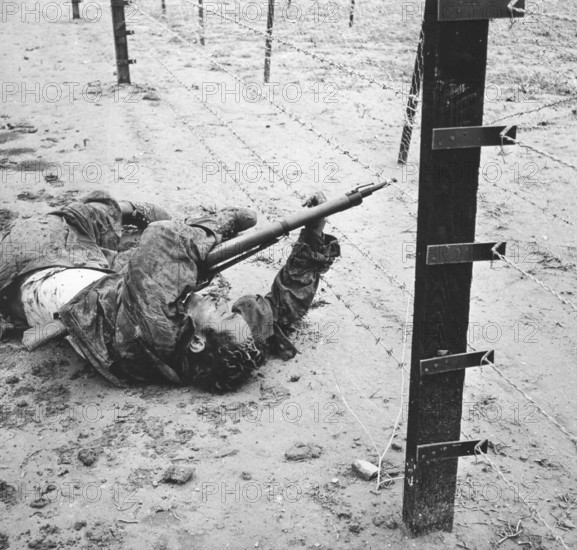 War in Algeria, rebel electrocuted in the barbed wire (1957)