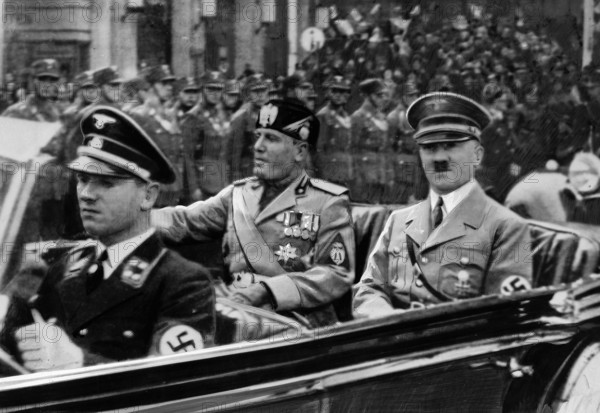 Mussolini et Hitler après l'arrivée du Duce à Munich (1937)