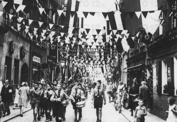 Défilé des Jeunesses Hitlériennes dans les rues de Nuremberg (1934)