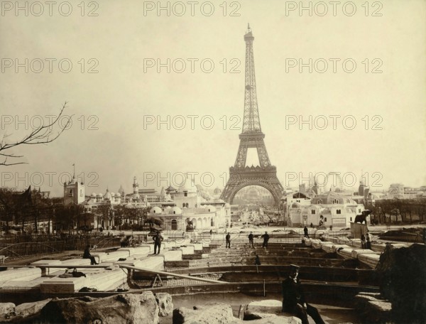 Paris. Exposition Universelle de 1900. Construction des bassins du Trocadéro.