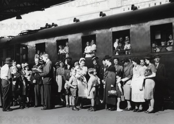 Groupe de familles allemandes rapatriées sur leur demande