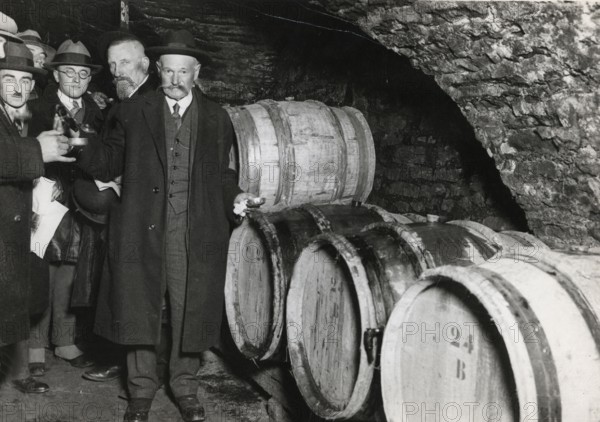Dégustation des vins dans les caves des Hospices de Beaune, 1928