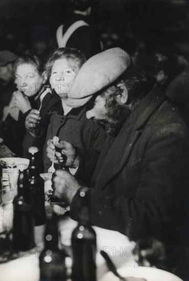 Sans-abri lors d'un réveillon offert par l'Armée du Salut, 1931
