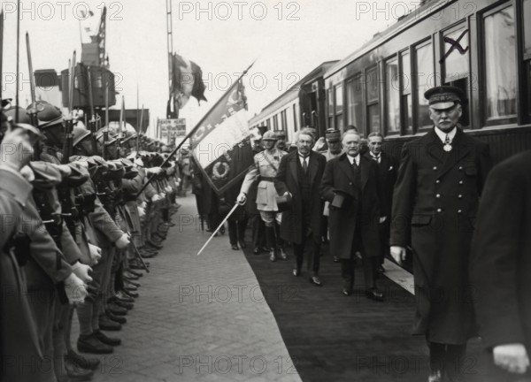 Doumergue looking over the Honour Guard, 1927