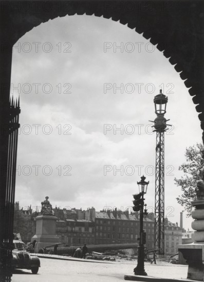 Settlement of the new Carrousel bridge in Paris