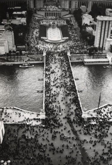 Crowd hurrying up to visit the Exhibition in Paris