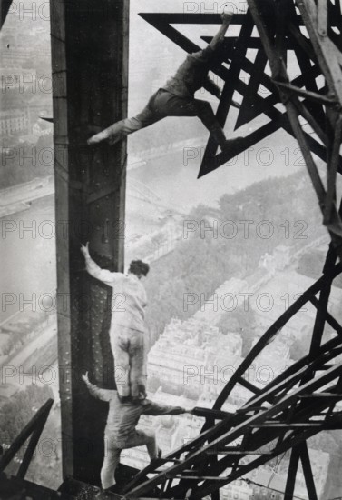 Artisans acrobates au service l'électricité