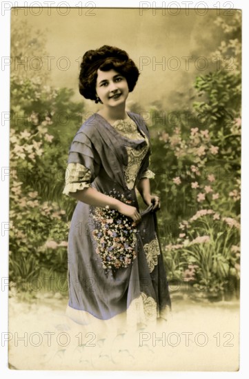 Femme cueillant des fleurs