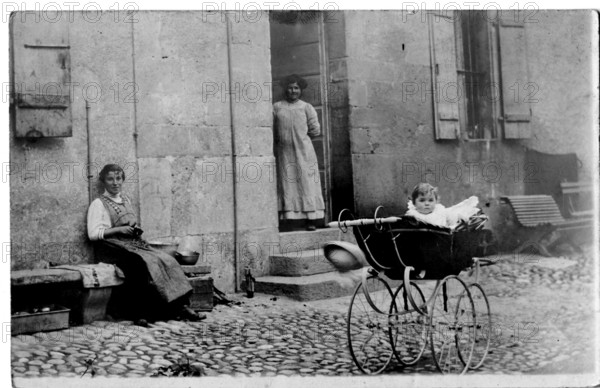 Bébé dans sa poussette