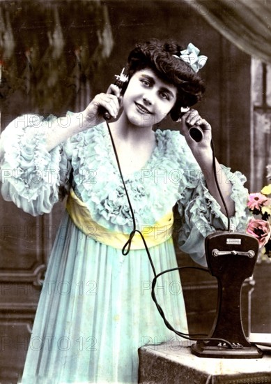 Carte postale jeune femme au téléphone