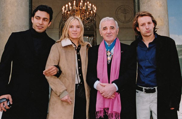 Charles Aznavour et sa famille sur le perron de l'Elysée