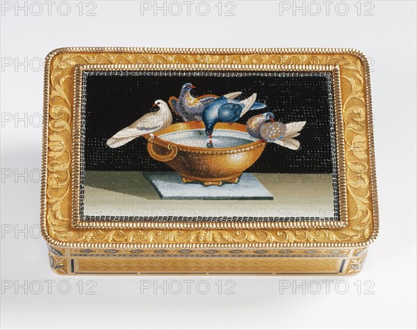 Box decorated with a mosaic: doves