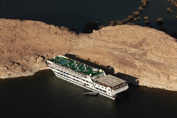 Bateau de croisière accostant près du temple de Derr