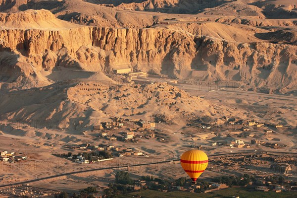 Montgolfières au-dessus de Deir El-Bahari