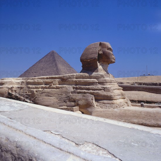 Le Sphinx du plateau de Gizeh , vue sur la pyramide de Khéops