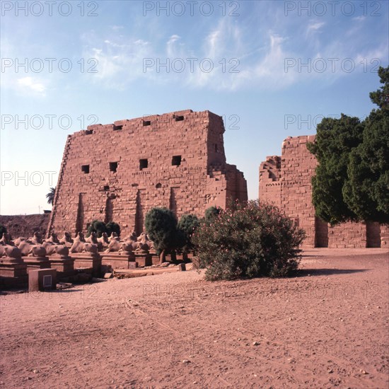 Karnak, Temple d’Amon-Rê, 1er pylône côté sud et allée processionnelle