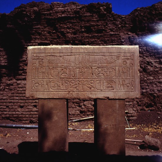 Karnak, Temple d’Amon-Rê, linteau de porte au nom de Sésostris