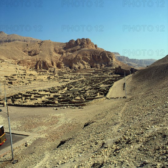 Deir el-Medineh, Village des artisans de la nécropole thébaine,  vue du Sud-Est