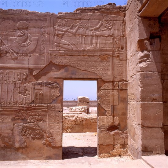 Gournah, Temple de Sethi Ier, salle de la barque d'Amon, offrande du roi à Montou