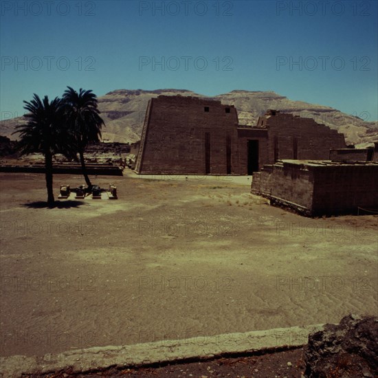 Medinet Habou, Temple de Ramsès III, premier pylone et vestiges du palais royal