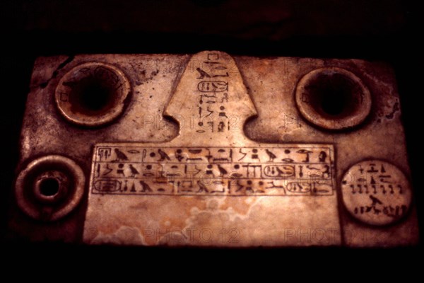Offering table sculpted according to the hieroglyphic of the offering