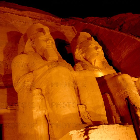 Abou-Simbel, Grand temple de Ramsès II. Façade côté Nord vue de côté