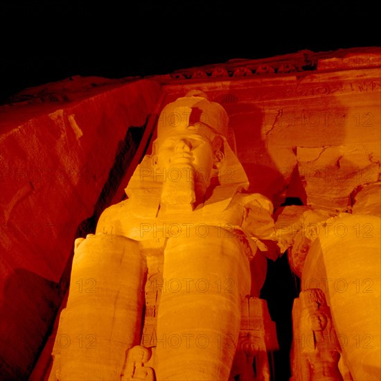 Abou-Simbel, Grand temple de Ramsès II. Colosse assis de la façade côté Sud