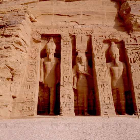 Abou-Simbel, Petit temple. Façade côté Sud