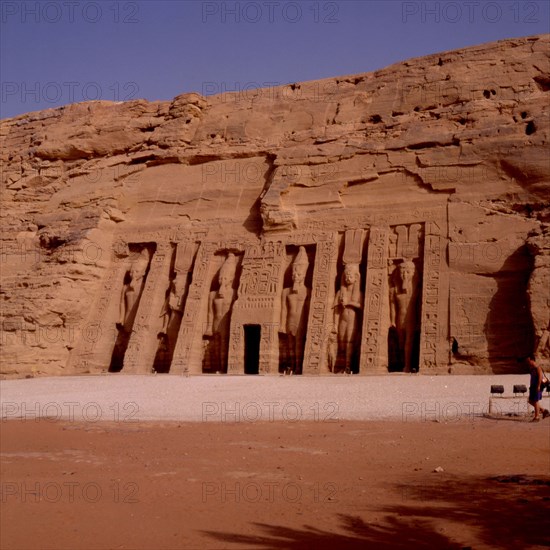 Abou-Simbel, Petit temple. Façade