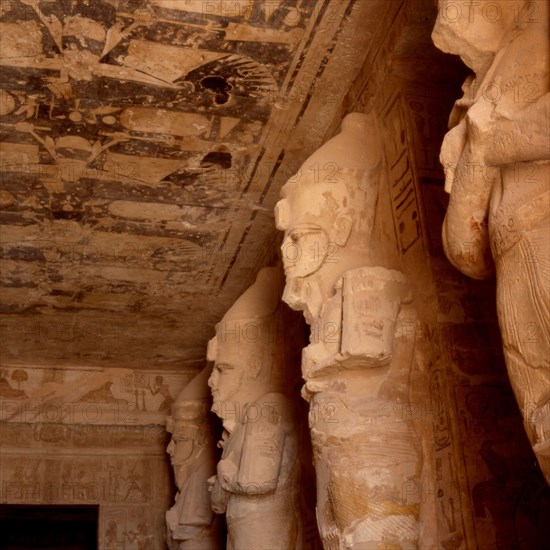 Abou-Simbel, Grand temple de Ramsès II. Pronaos