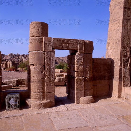 Philae, Temple d'Imhotep. Entrée vue de l'intérieur
