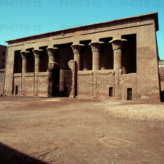 Esna, Vue de la façade du temple de l'angle Nord-Est