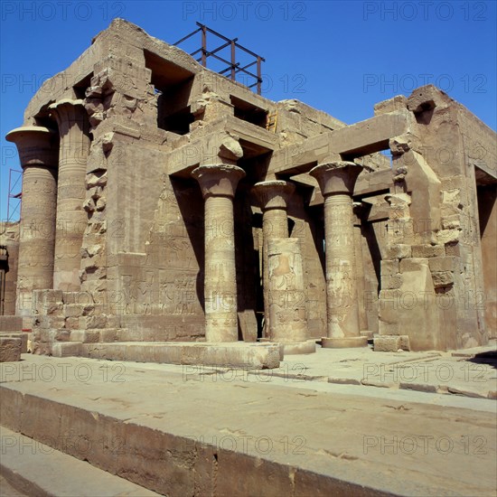 Kôm Ombo, Vue sur le coté de la façade du temple