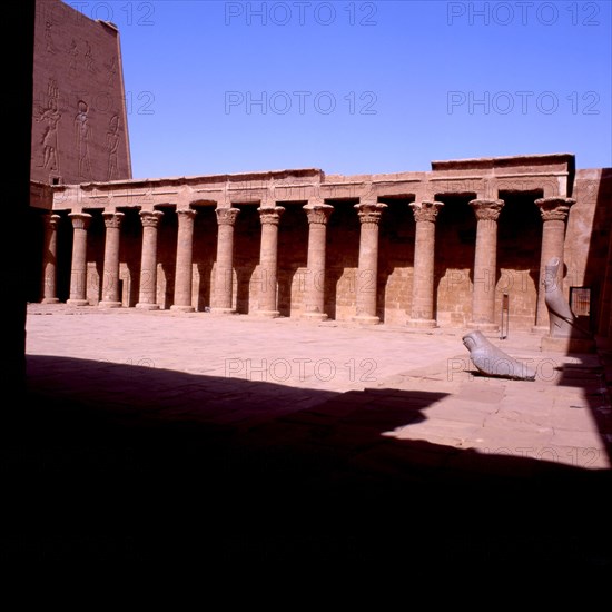 Temple d'Edfou. Cour intérieure vue sur la colonnade côté Ouest