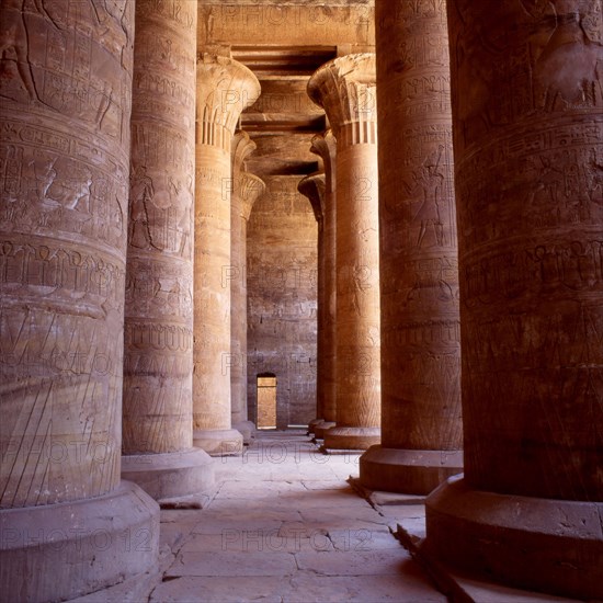 Temple d'Edfou. Première salle hypostyle