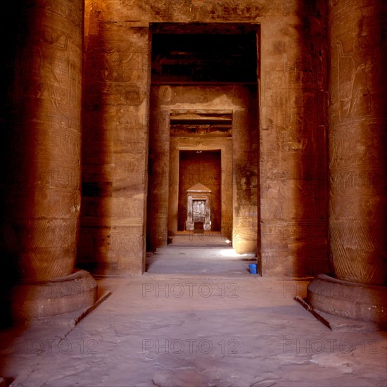 Temple d'Edfou. Allée centrale conduisant au naos