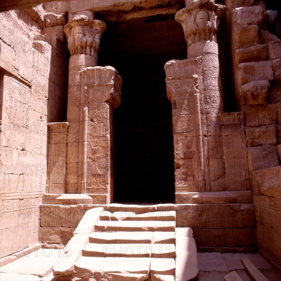 Temple d'Edfou. Entrée de la chapelle de la vêture