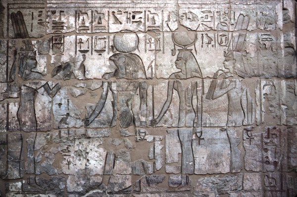 Medinet Habu, Divine female worshipper with Sechat