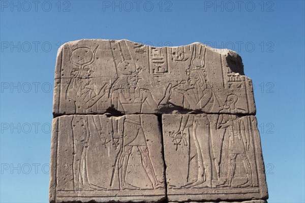 Karnak, Divine adoratrice recevant la vie du dieu