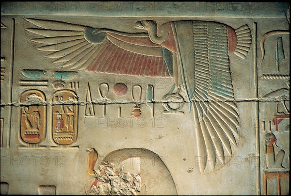 Abydos, Vautour symbolisant Mout, la Mère céleste