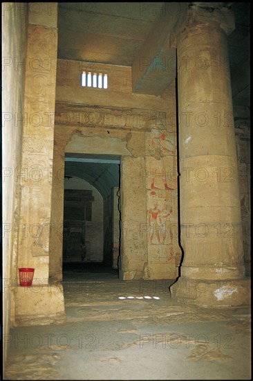 Abydos, Accès à l'une des chapelles formant la frontière interne du temple