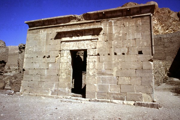 Temple de Deir el-Médineh, Pylône d'accès