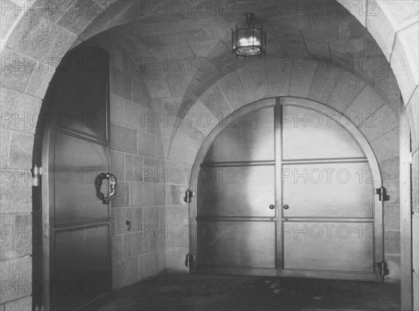 Le Nid d'Aigle (Berghof), résidence d'Adolf Hitler à Berchtesgaden.
Porte du couloir d'accès au nid d'aigle